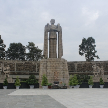 Chỉnh trang các ô mộ, thay mới một bằng đá granite tại nghĩa trang liệt sĩ thành phố.